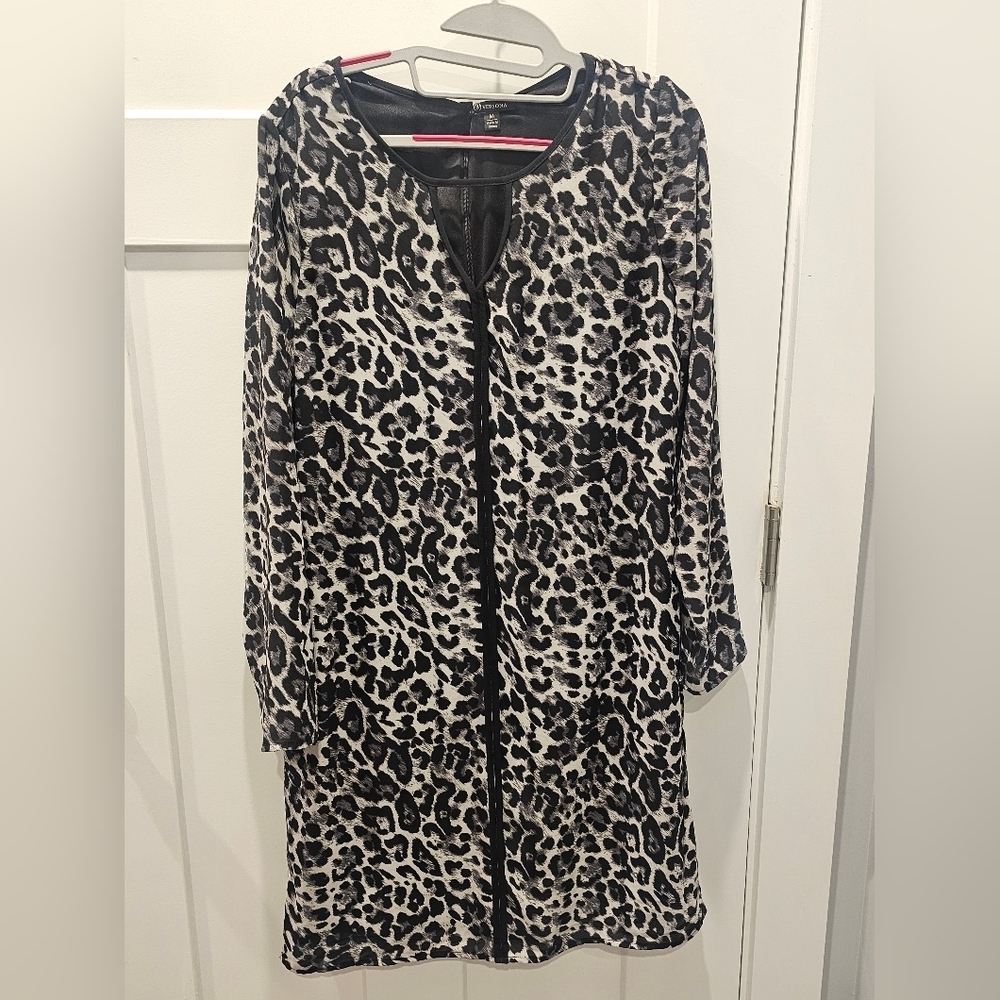 Versona Leopard Print Long Sleeve Shift Dress Size M Animal Print Keyhole Neck